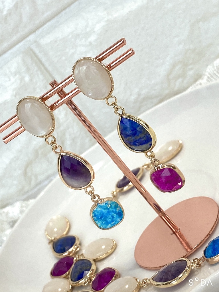 天然石のビビットカラー耳飾り