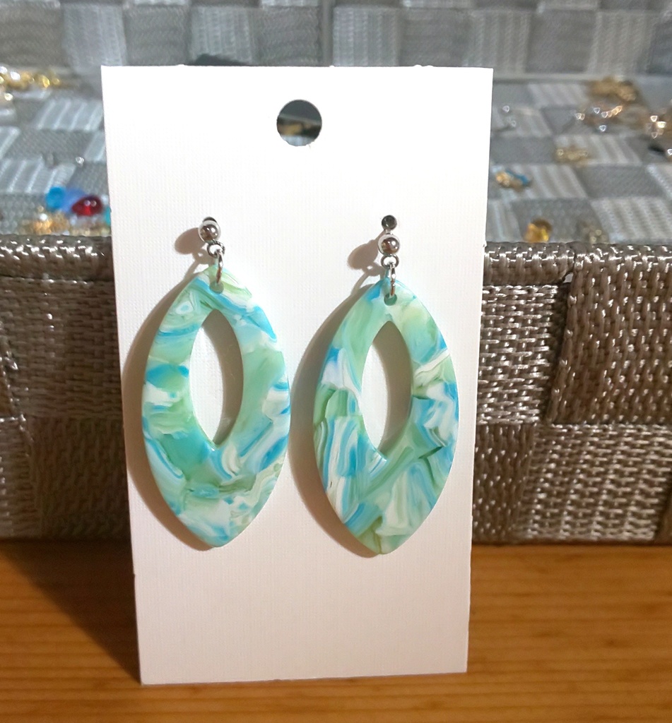 楕円形＊アクリルピアス