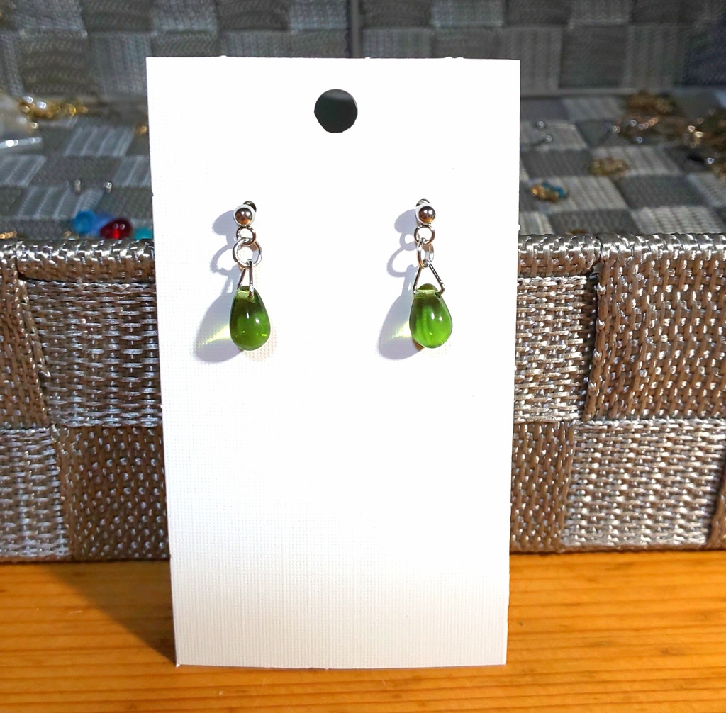 〈オリーブ色・黄緑〉チェコドロップ ✳ シンプル 1粒 ピアス