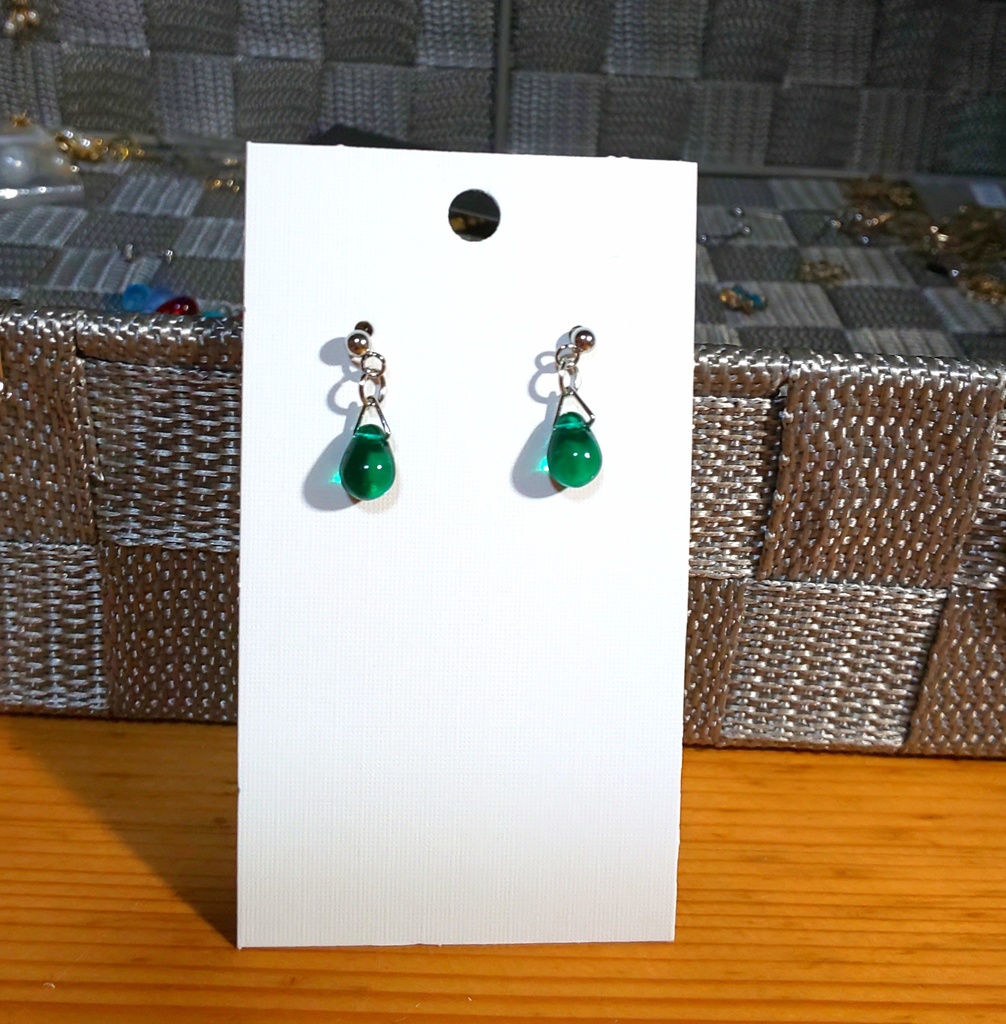 〈緑・グリーン〉チェコドロップ ✳ シンプル 1粒 ピアス