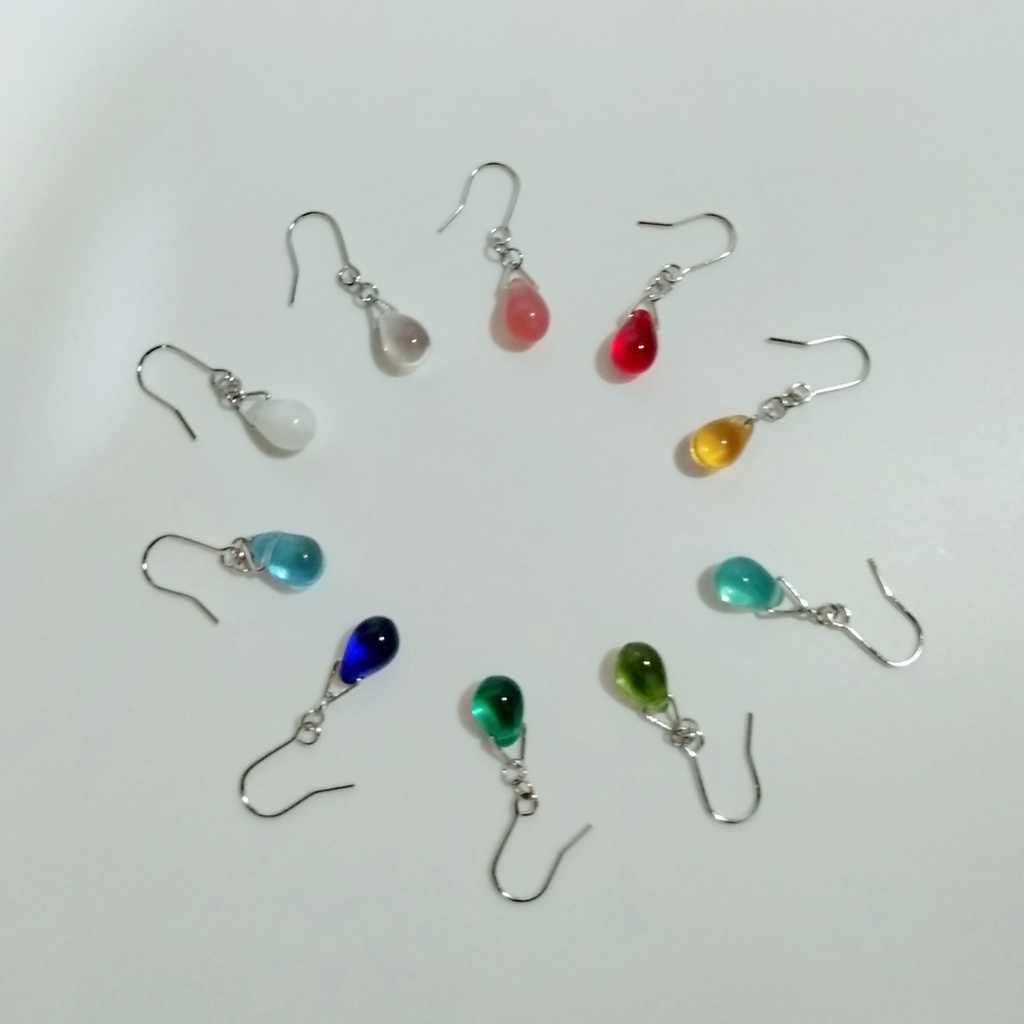 〈赤・レッド〉チェコドロップ ✳ シンプル 1粒 ピアス