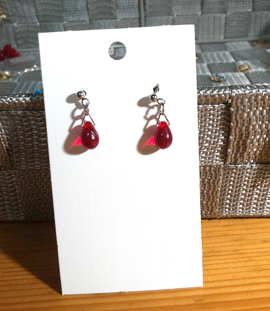 〈赤・レッド〉チェコドロップ ✳ シンプル 1粒 ピアス