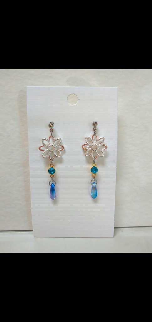 ひし形チャームとホワイトダガー*ピアス