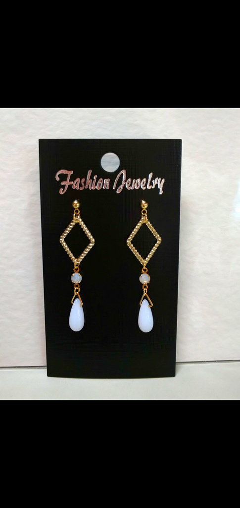 ひし形チャームとホワイトダガー＊ピアス