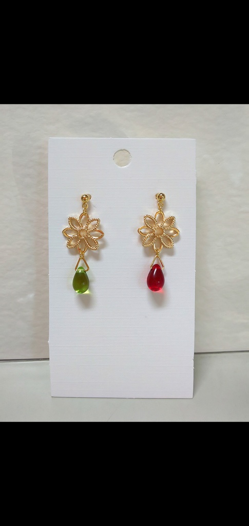 お花とひし形チャーム*ピンクのアシンメトリーピアス