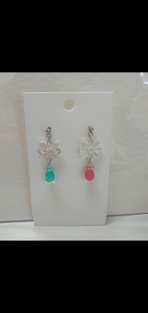 お花とひし形チャーム*ピンクのアシンメトリーピアス