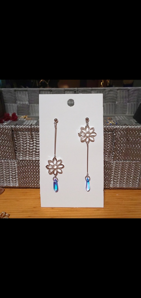 お花とひし形チャーム*ピンクのアシンメトリーピアス