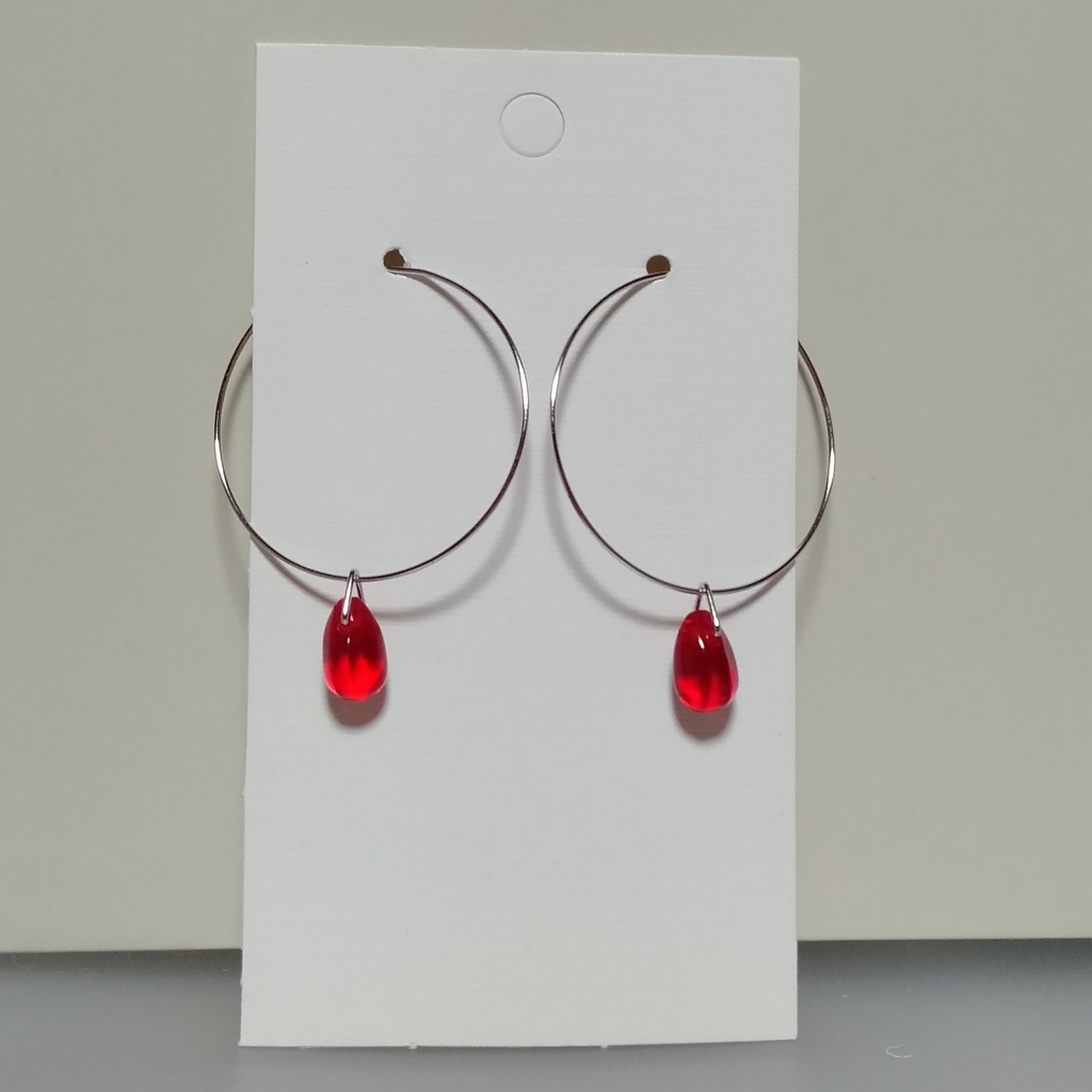 【10色、色違い✔】赤色チェコドロップ✳フープピアス