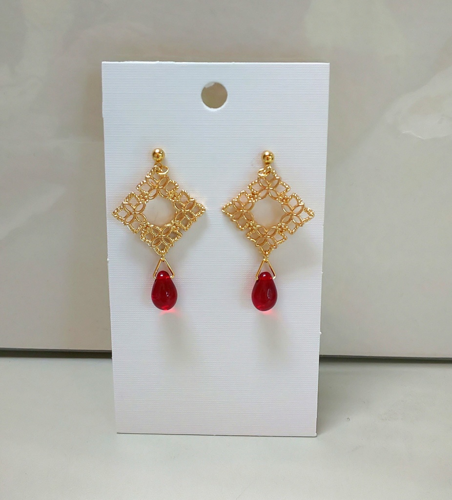 フラワースクエアと赤色チェコ＊ピアス