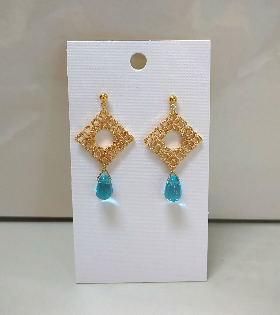 フラワースクエアと水色チェコ*ピアス