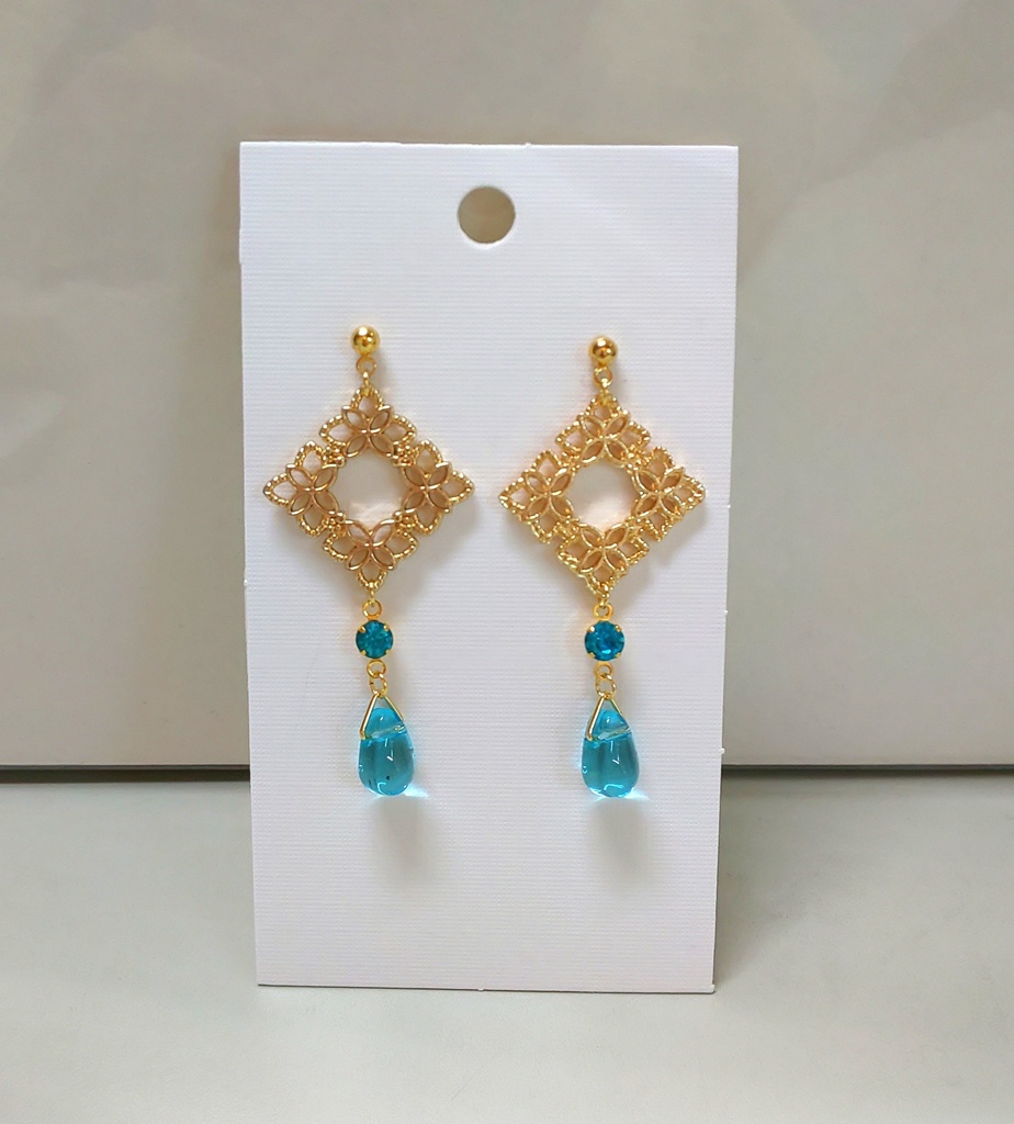 フラワースクエアと水色チェコ*ピアス