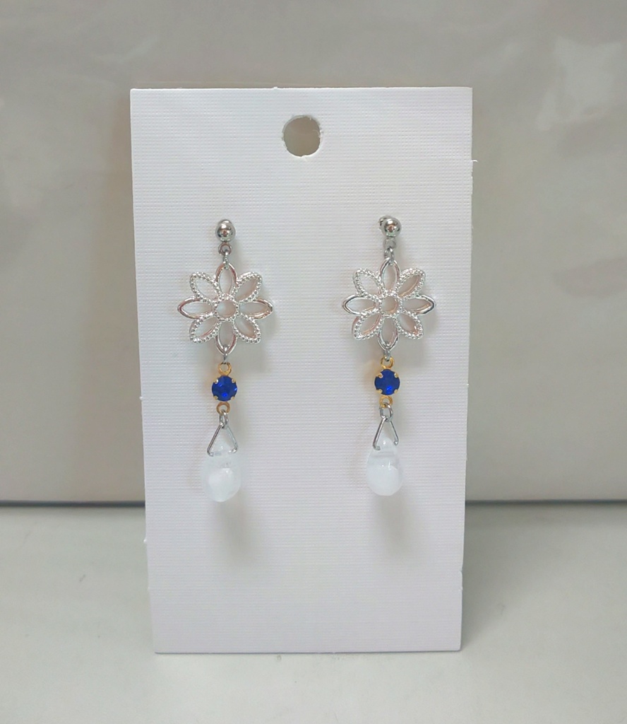お花とホワイトチェコ＊涼しげピアス