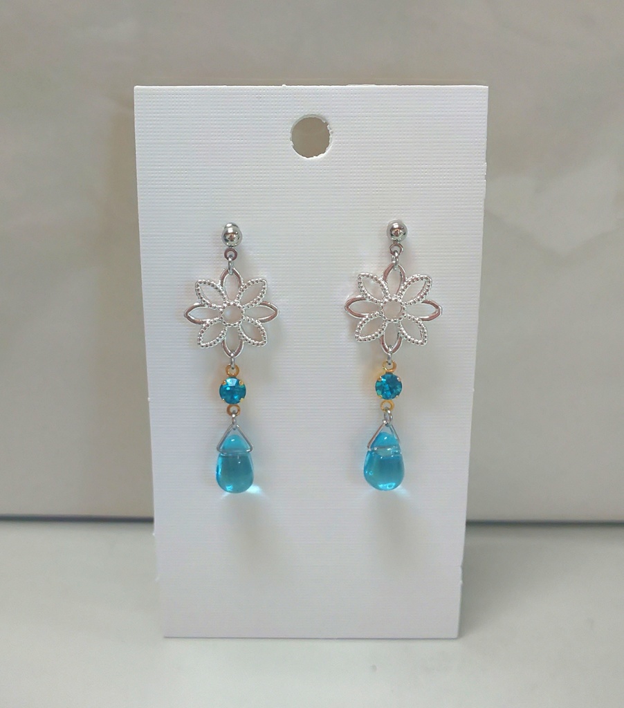 お花と水色チェコ＊涼しげピアス