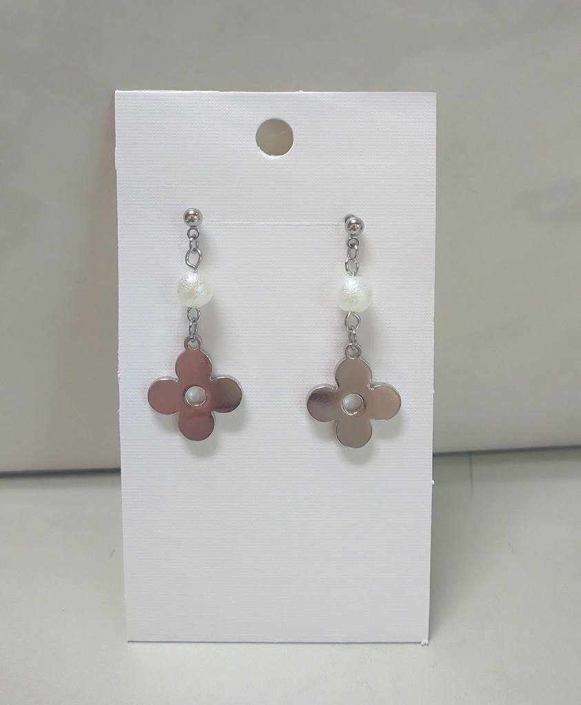 コットンパールと四葉フラワー＊ピアス