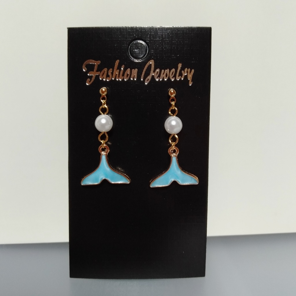 【夏】『白』くじらの尻尾 🌊 シンプル ピアス