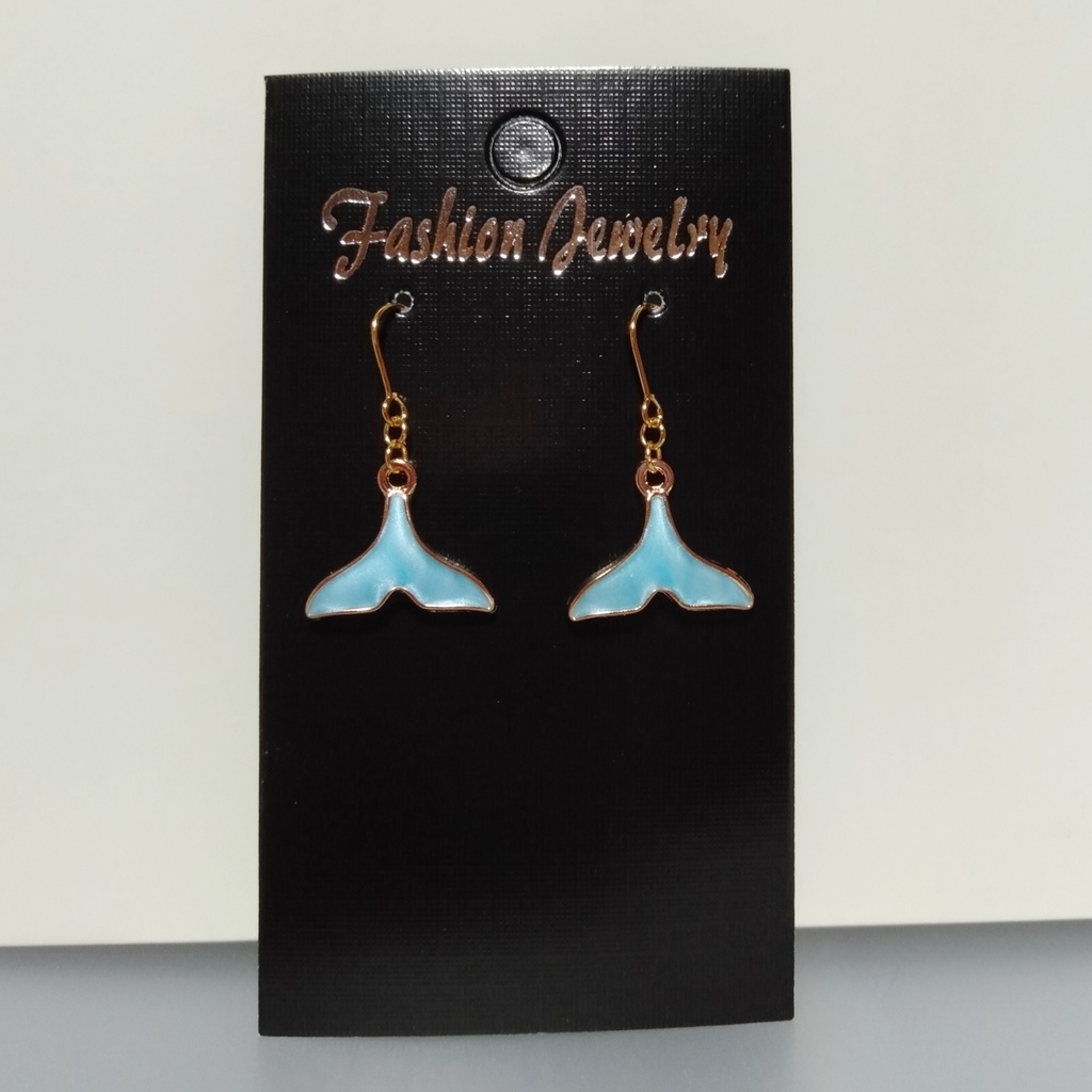 【夏】『白』くじらの尻尾 🌊 シンプル ピアス