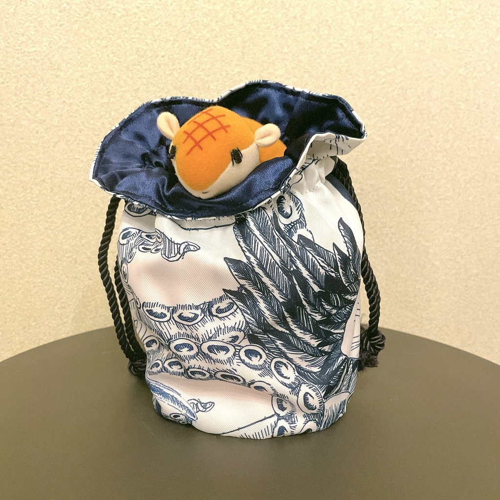 へんな動物イメージ「ゴイスーえっちなポーチ」と「変態缶バッジ」セット