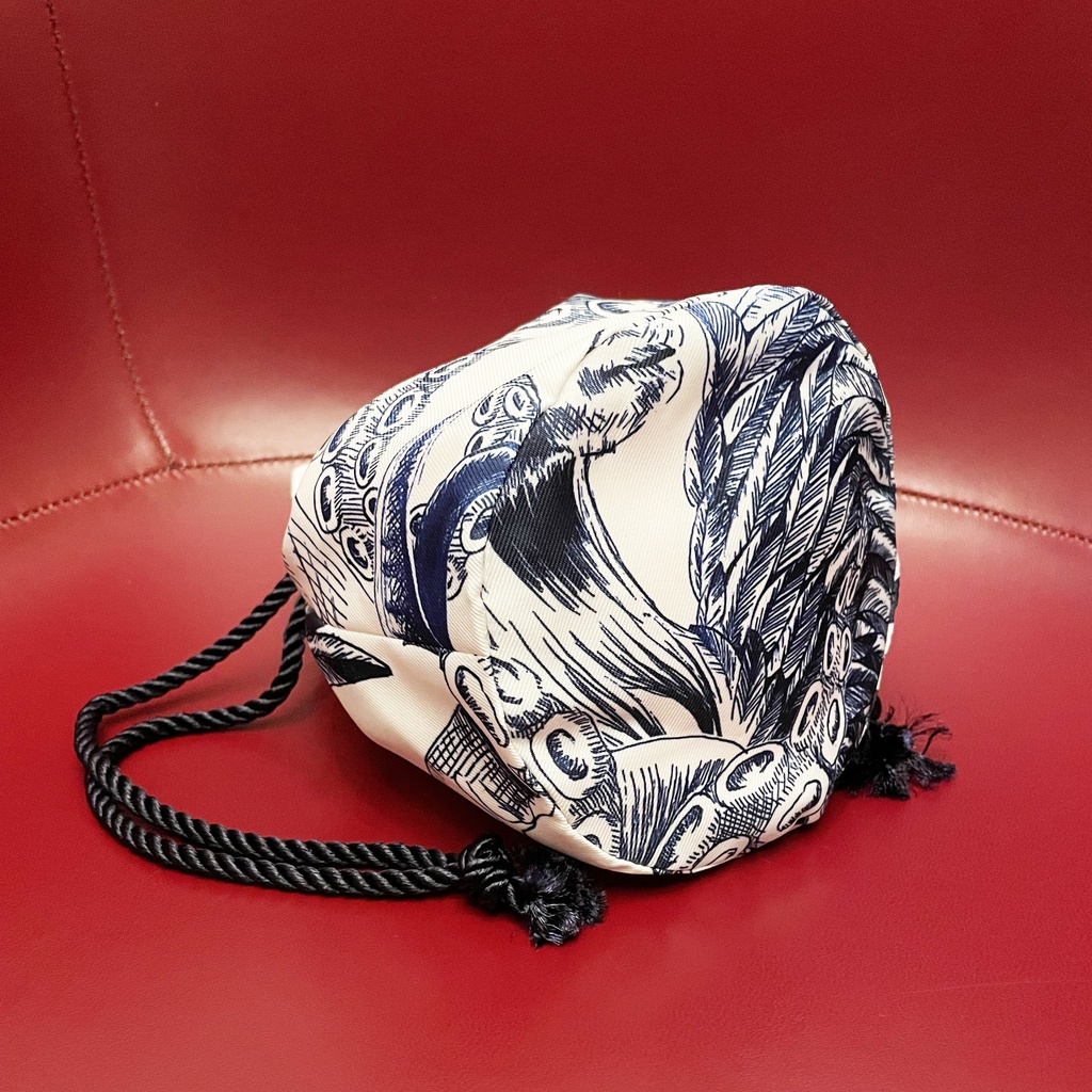 へんな動物イメージ「ゴイスーえっちなポーチ」と「変態缶バッジ」セット