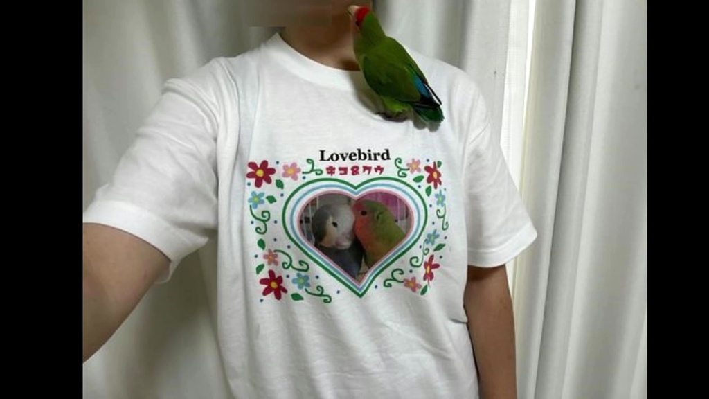 『Lovebirdコザクラインコ キコとクウ』花柄Tシャツ