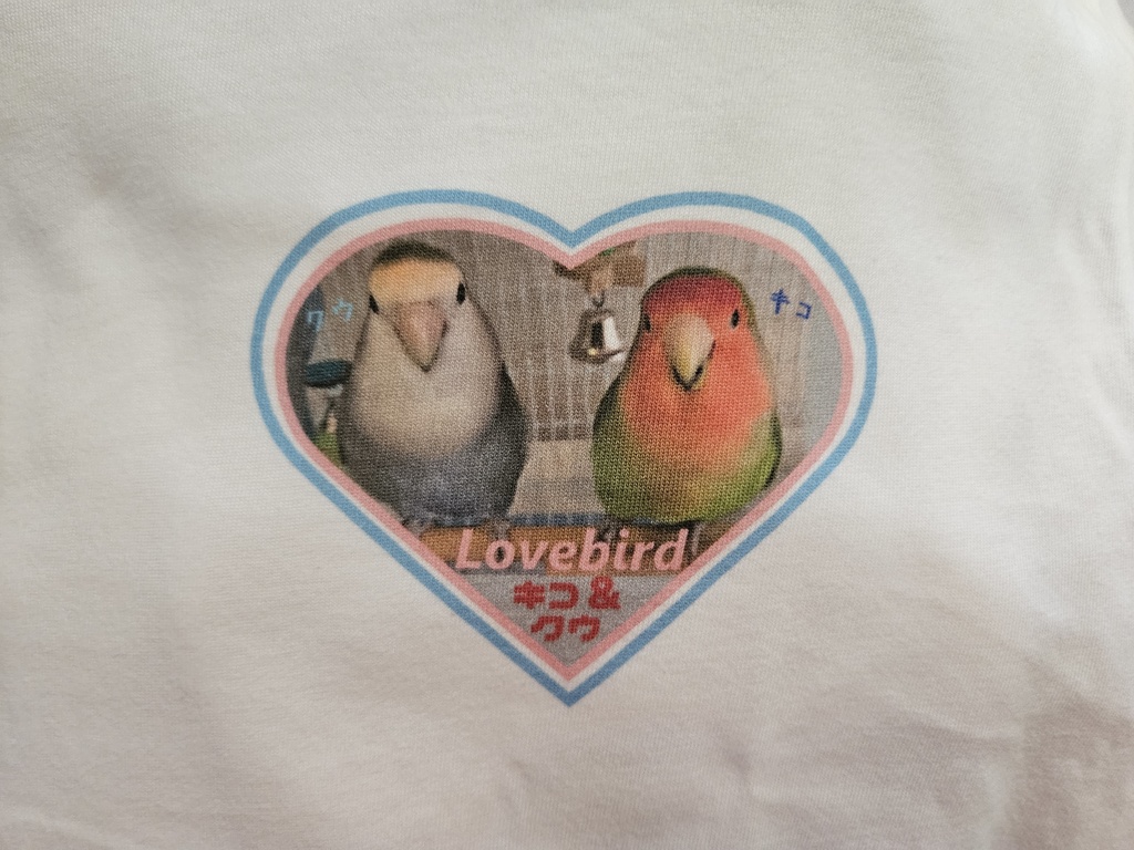 『Lovebirdコザクラインコ キコとクウ』シンプルなワンポイントTシャツ A