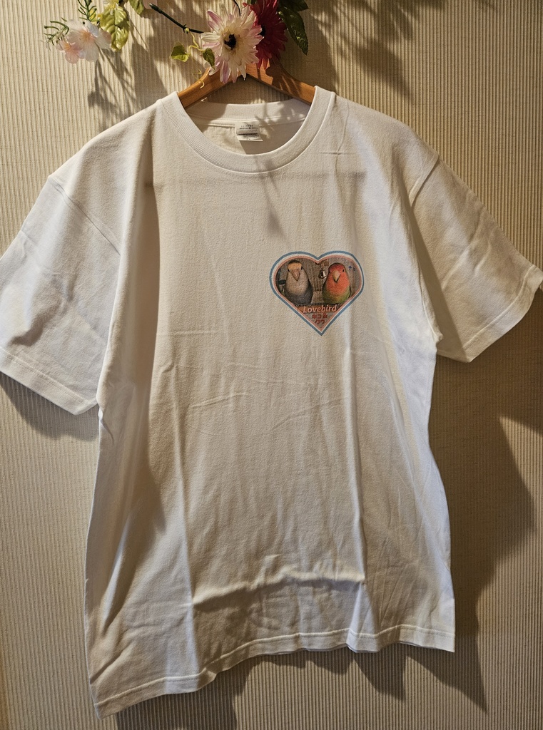 『Lovebirdコザクラインコ キコとクウ』シンプルなワンポイントTシャツ A