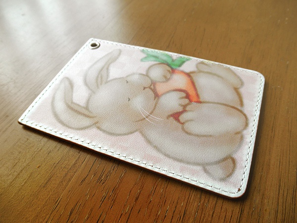 にんじん抱えたうさぎのパスケース