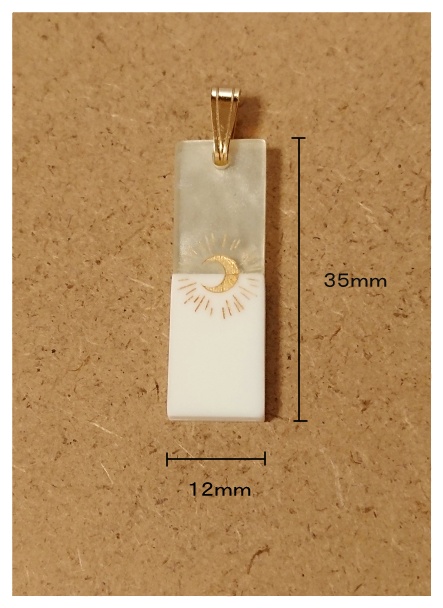 月と星のモチーフアクリルネックレス