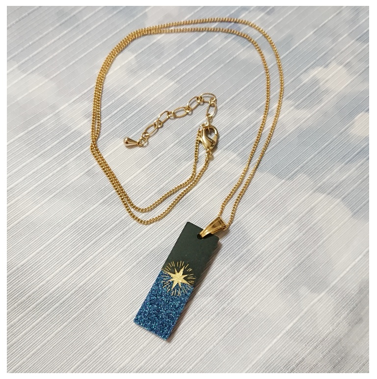 月と星のモチーフアクリルネックレス