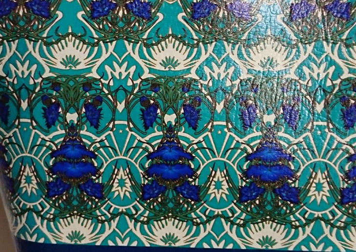 ジールの花パターンの三角ポーチ