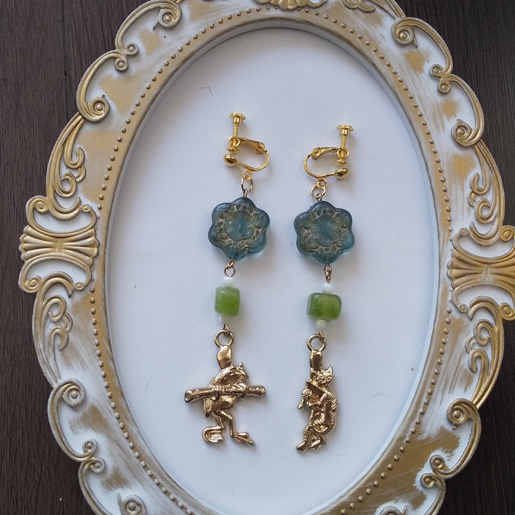 鳥獣戯画 手染めビーズと天然石の耳飾り