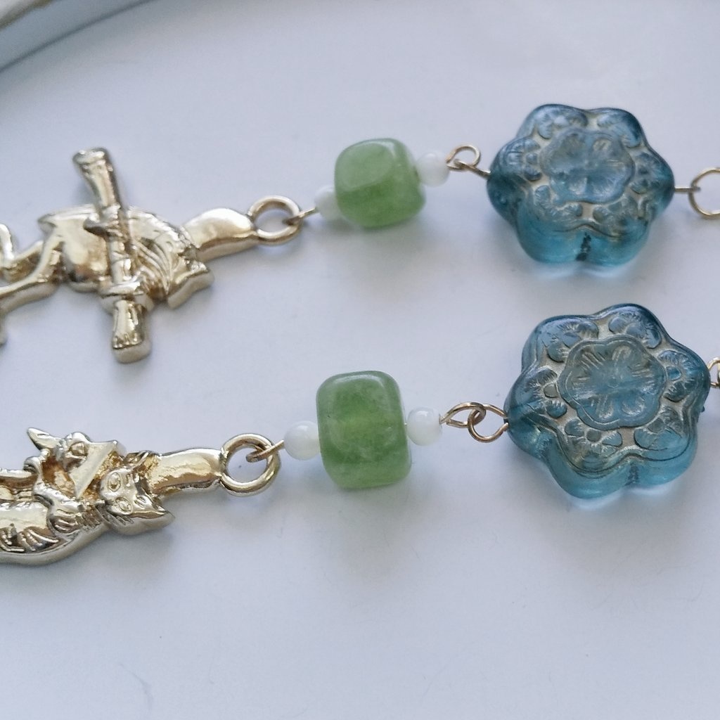 鳥獣戯画 手染めビーズと天然石の耳飾り