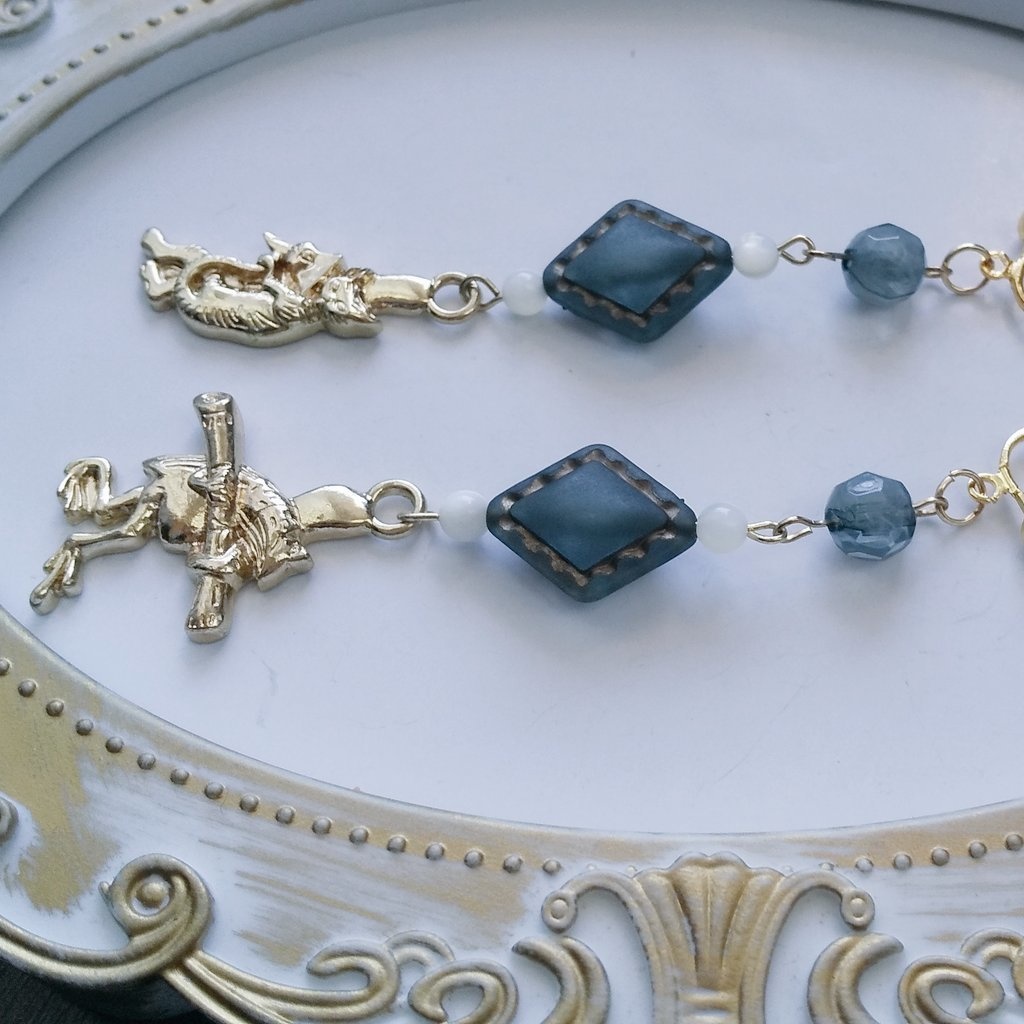 鳥獣戯画 手染めビーズと天然石の耳飾り