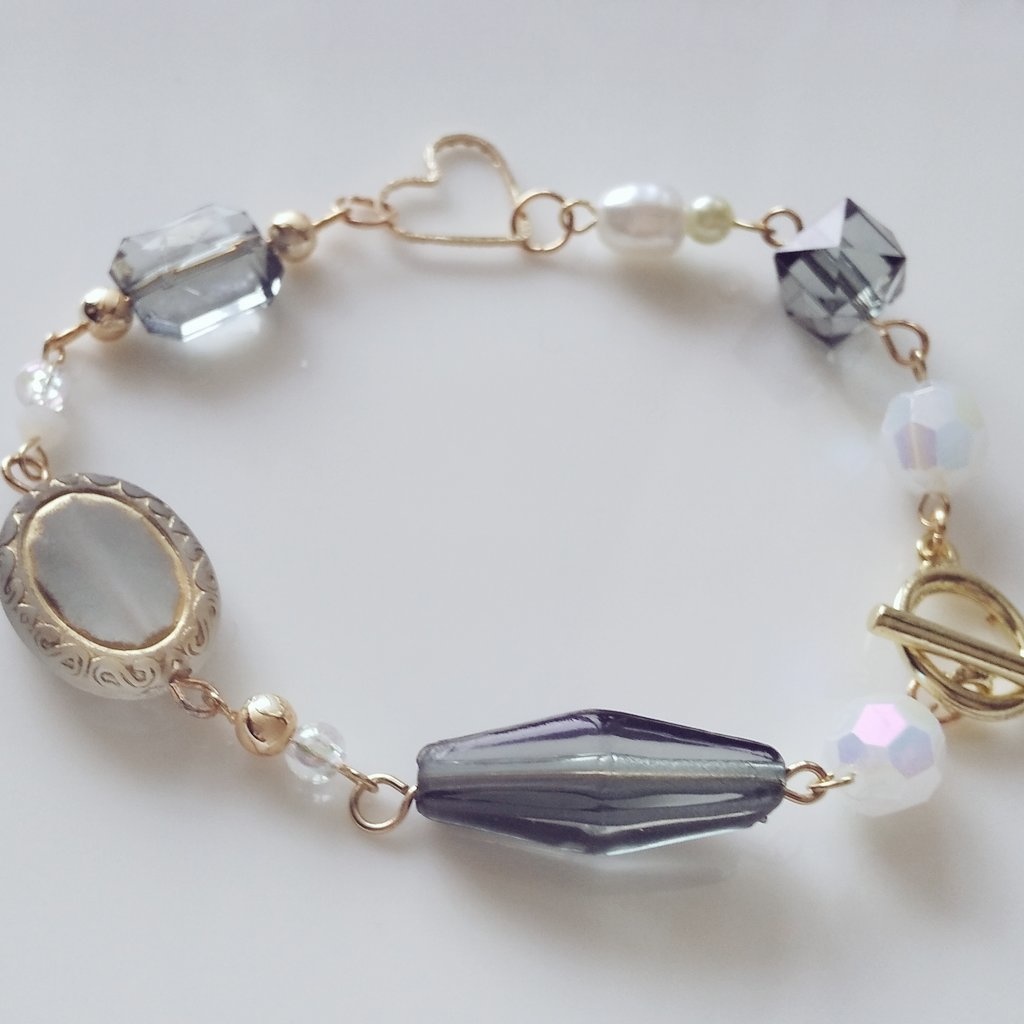 さねみ色のロングネックレスとブレスレット