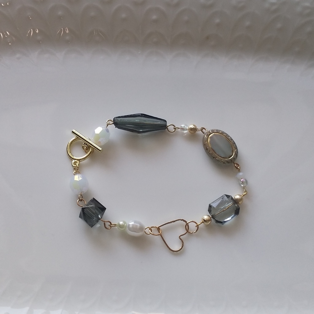 さねみ色のロングネックレスとブレスレット