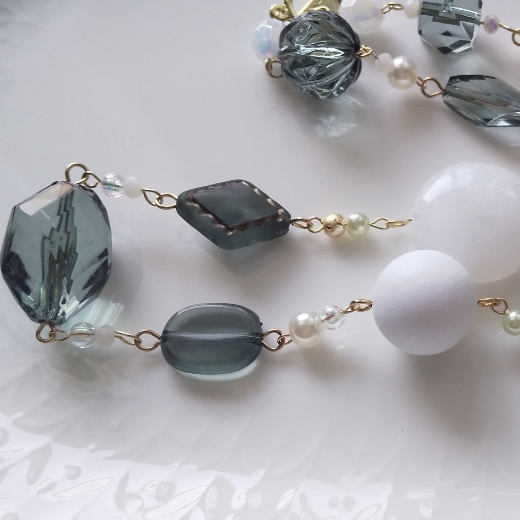 さねみ色のロングネックレスとブレスレット