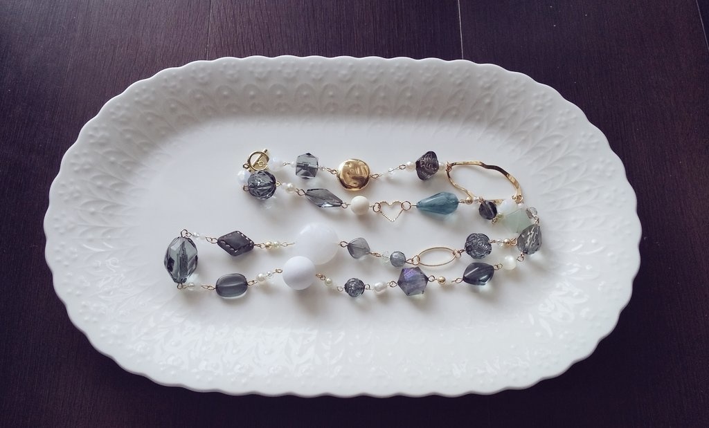 さねみ色のロングネックレスとブレスレット