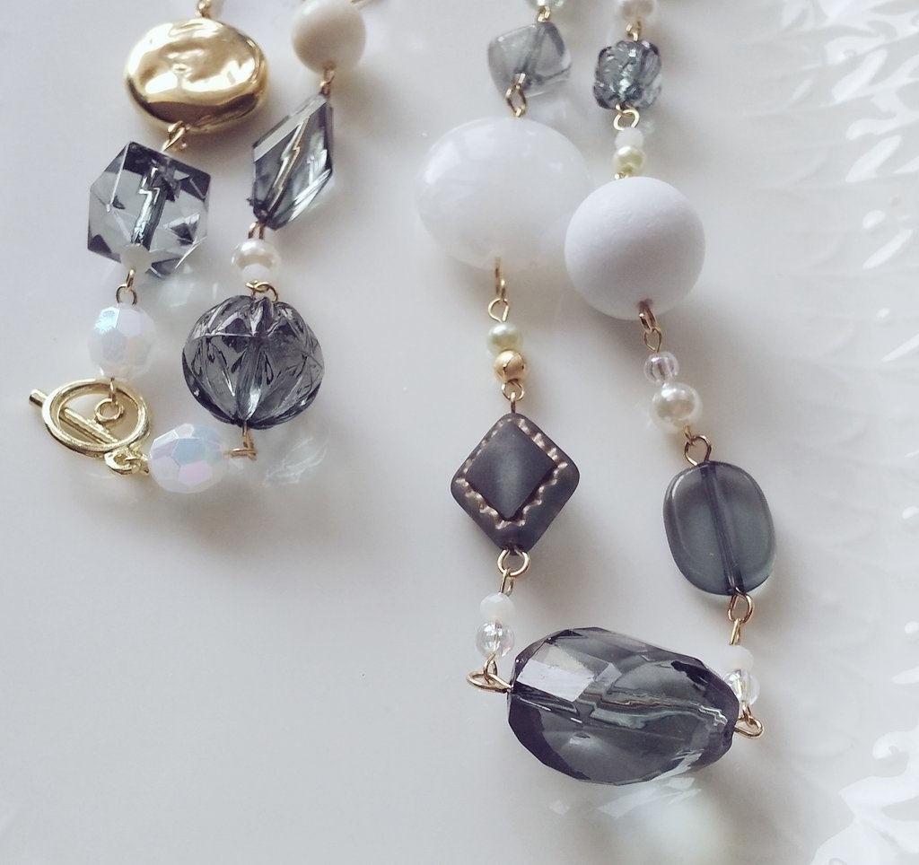 さねみ色のロングネックレスとブレスレット