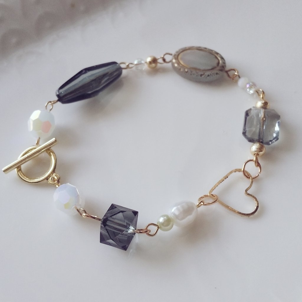 さねみ色のロングネックレスとブレスレット