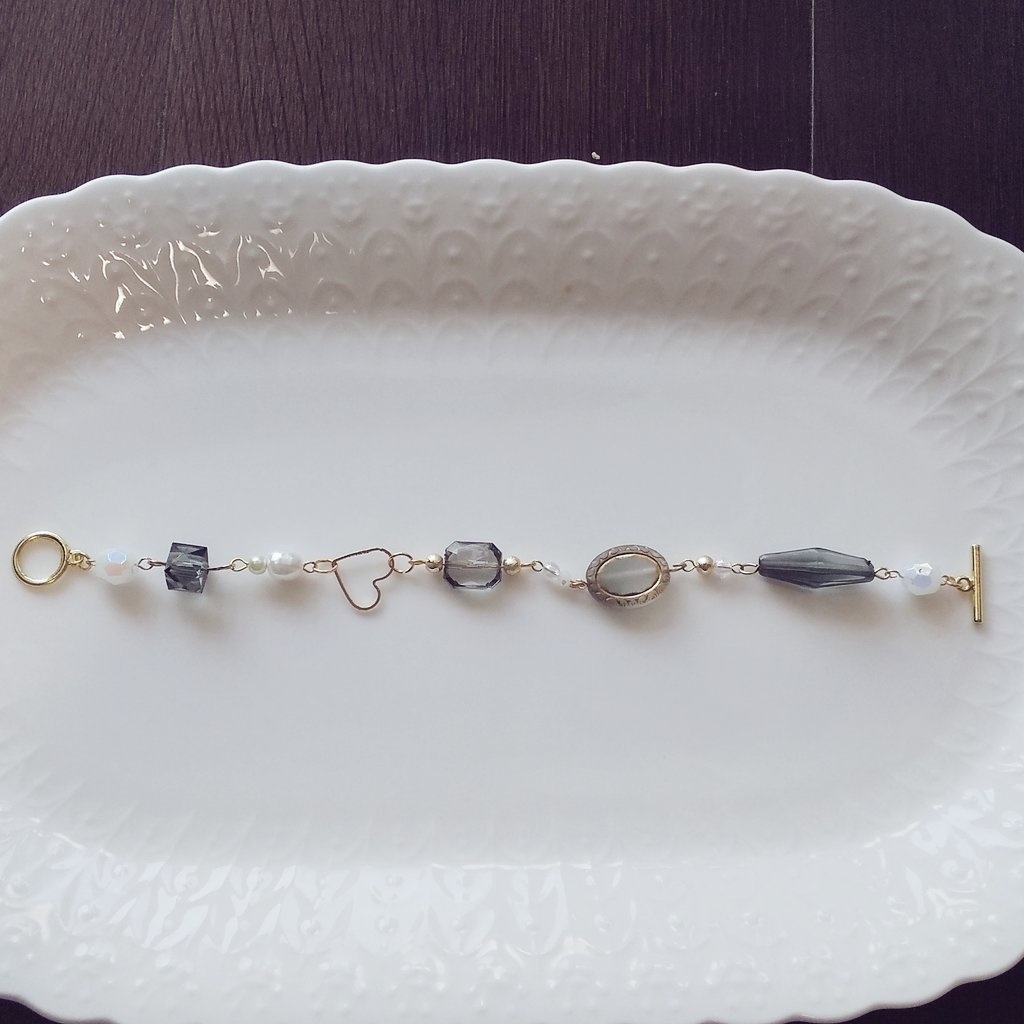 さねみ色のロングネックレスとブレスレット