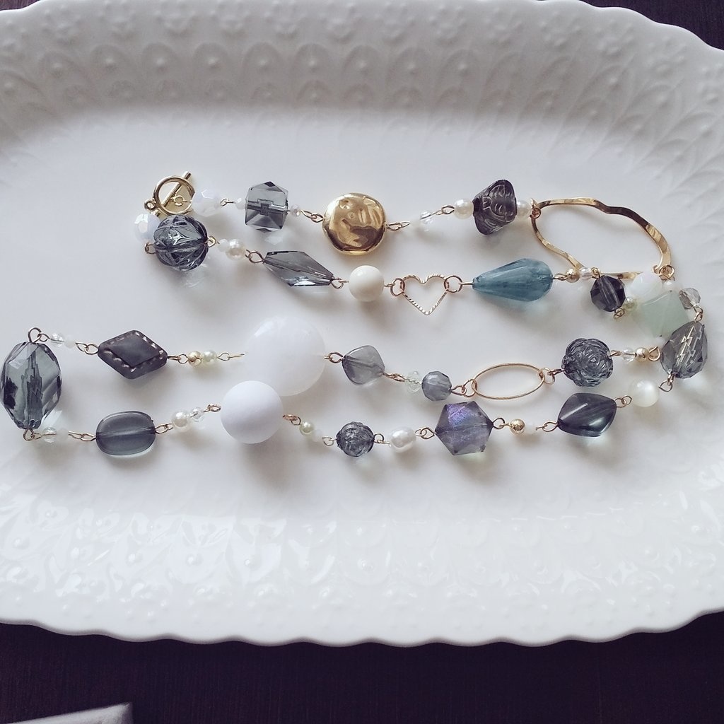 さねみ色のロングネックレスとブレスレット