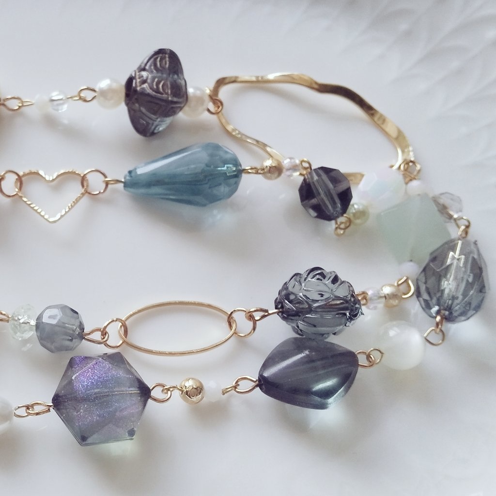 さねみ色のロングネックレスとブレスレット