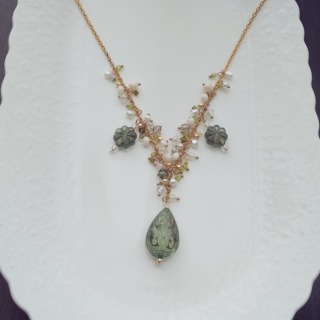 手染めビーズのゴージャスネックレス(鬼滅の刃)