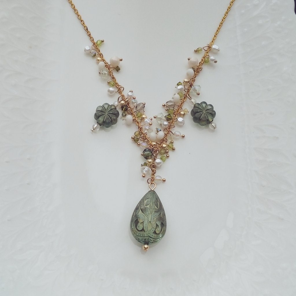 手染めビーズのゴージャスネックレス(鬼滅の刃)