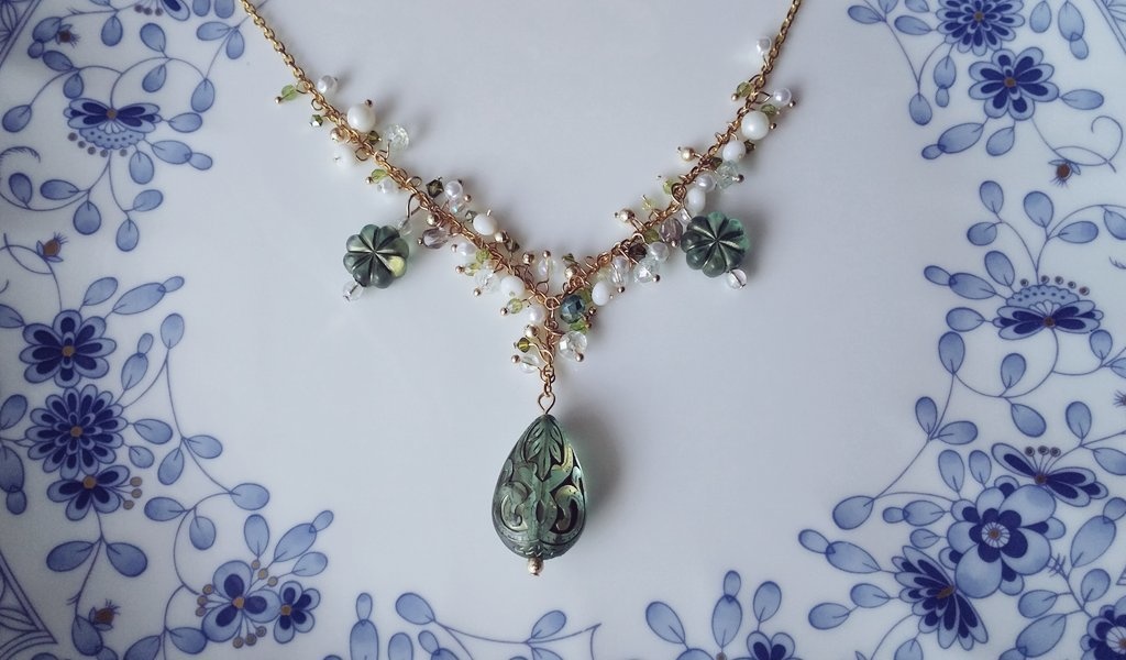 手染めビーズのゴージャスネックレス(鬼滅の刃)