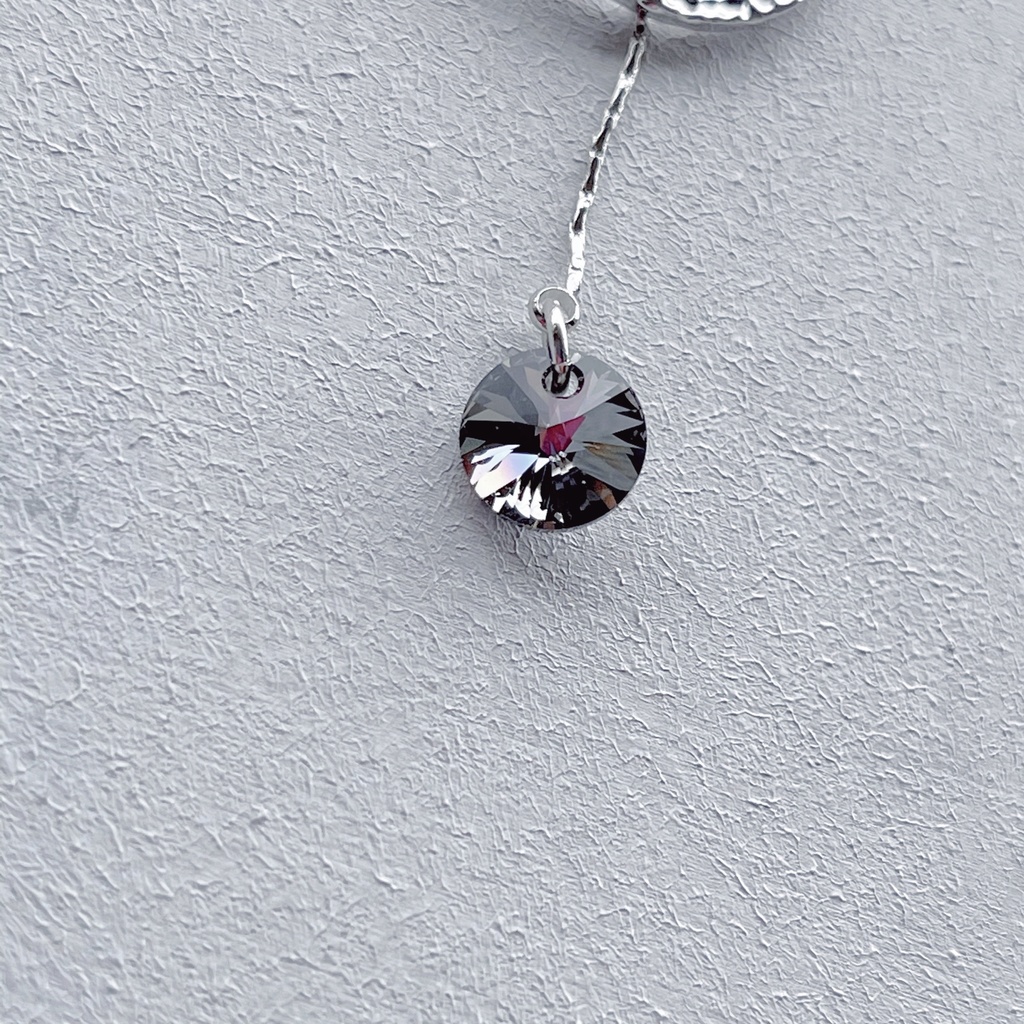 真人 スワロフスキーとダークなイメージアクセサリー