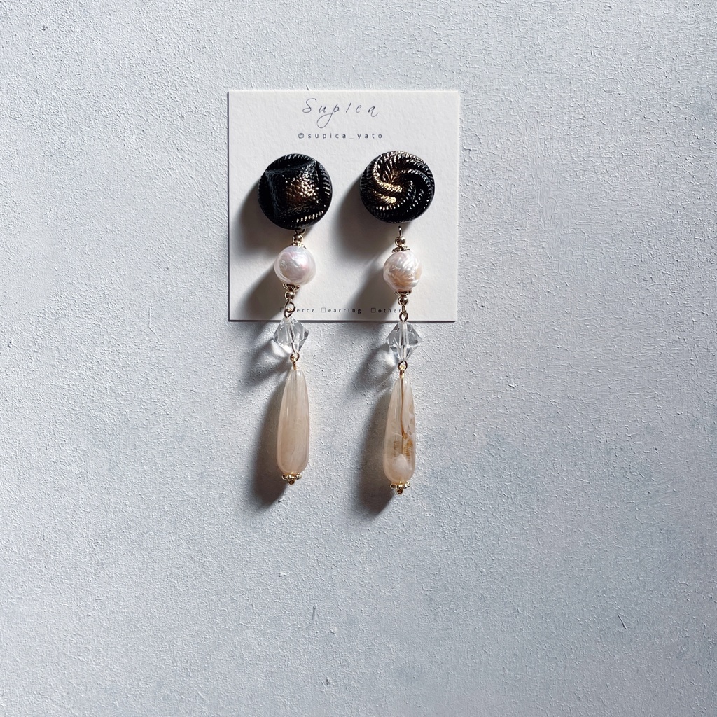 【一点もの】バーボン ヴィンテージガラスボタンのイメージピアス・イヤリング