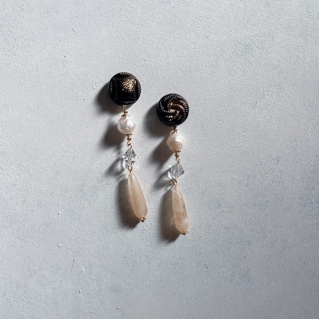 【一点もの】バーボン ヴィンテージガラスボタンのイメージピアス・イヤリング