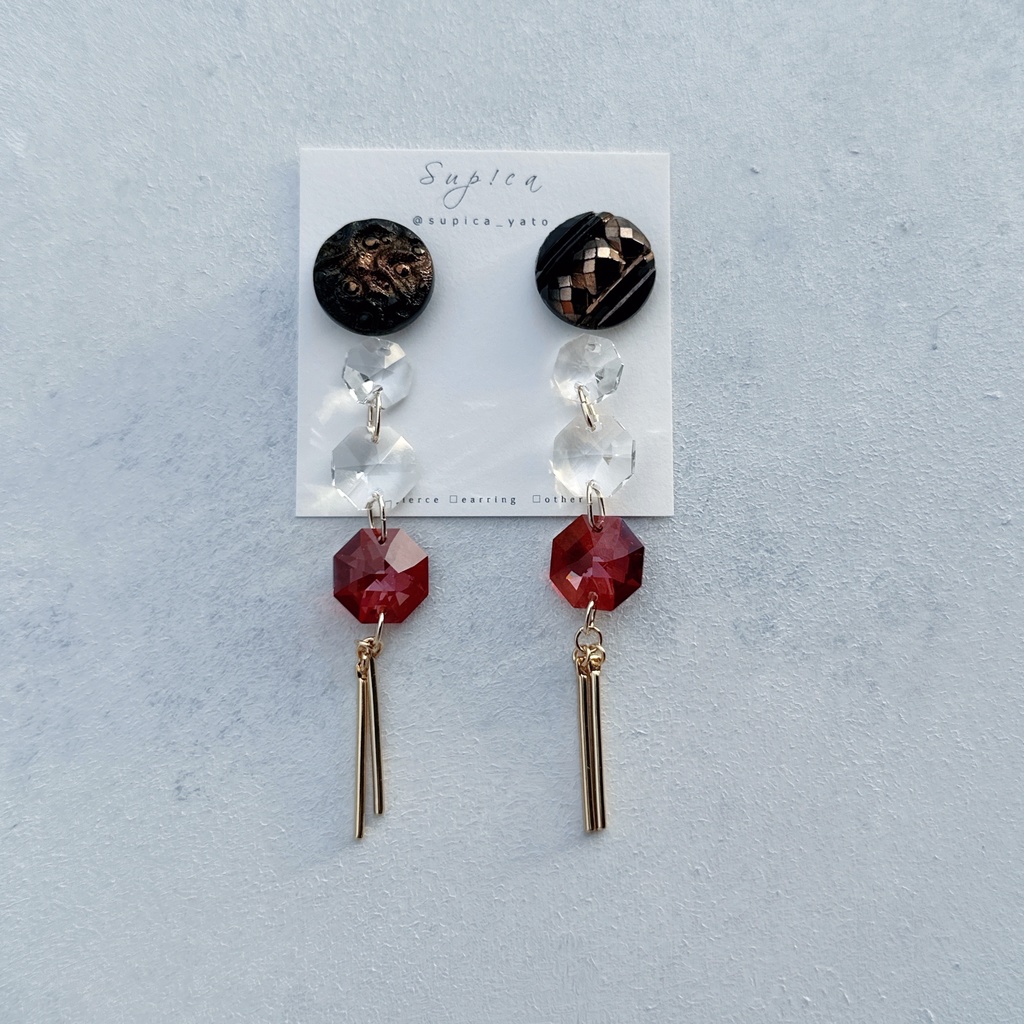 【一点もの】赤井秀一 ヴィンテージボタンと大粒スワロフスキーのイメージピアス・イヤリング