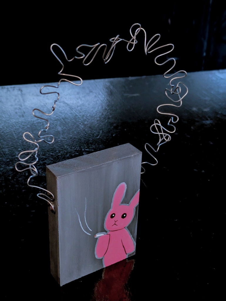 煙草を吸うウサギ