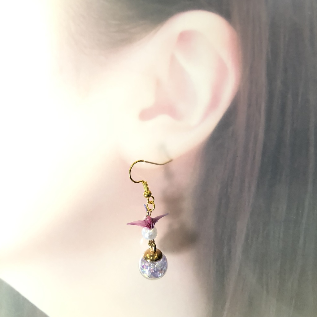『鶴の恩返し』 折り鶴 ガラスドーム ピアス イヤリング | ピンク×パープル
